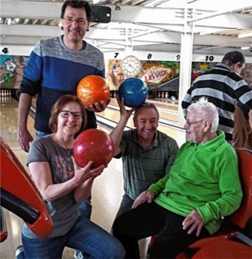 Großen Spaß hatten die Teilnehmer am Bowlingturnier.Foto re