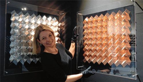 Gründerin Heidrun Keim mit zwei ihrer Foldarts, auf dem Bild in Kupfer und Aluminium. Die erste Kollektion stellte sie im Sommer 2017 aus und erhielt kurz darauf für einen Foldart aus Papier den Form Award. Fotos sen
