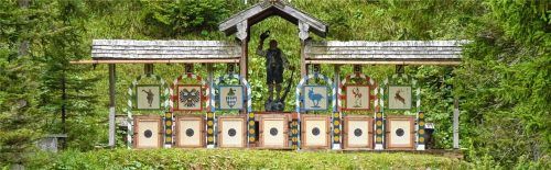 „Gruß an die Schützen“: Dieses Bild vom königlichen Schießstand ist in der Ausstellung 90 Jahre Schützengau Chiemgau Prien in Eggstätt zu sehen. Seine Königliche Hoheit Herzog Max in Bayern lädt als Protektor alle fünf Jahre die Schützen nach Kreuth ein. Dafür wird eigens dieser königliche Schießstand aufgebaut. Eine Nachbildung des Herzogs grüßt die Schützen.