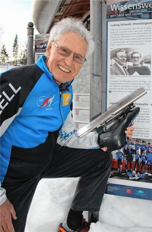 Günter Traub vor der Max Aicher Arena in Inzell vor einer Informationstafel mit einem historischen Bild aus den 1960ern des Deutschen Meisters und Olympioniken Günter Traub (rechts) mit Ludwig Schwabl, der 1966 Bürgermeister von Inzell wurde.