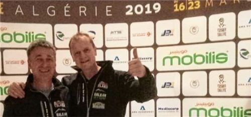 Gut gelaunt vor dem Start in Algerien: Adi Ruhaltinger (rechts) und sein Teamkollege Ernst Amort. Foto re