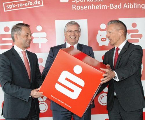 Gute Laune angesichts des dynamischen Wachstums: Vorstand Karl Göpfert, Vorstandsvorsitzender Alfons Maierthaler und Vorstand Harald Kraus (von links) bei der Bilanzpressekonferenz der Sparkasse Rosenheim-Bad Aibling.Foto Heinz