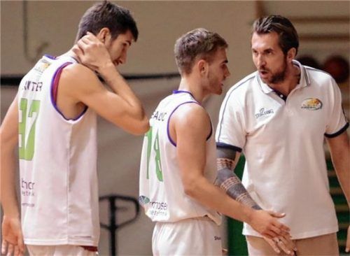 Haben sich noch nicht aufgegeben: Bad Aiblings Steffen Lautner, Simon Bradaric und Trainer Tobias Guggenhuber (von links).Foto Fehrmann