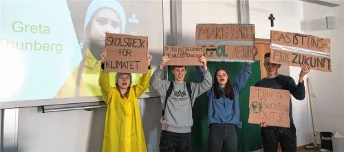 Hanna Moosbauer, Florian Scholz, Emma Wirth und Alexander Doleschal (von links) setzten sich in ihrer Projektarbeit zum Themenbereich Demokratie mit der „Fridays for Future“-Bewegung auseinander. Die Schülerproteste für den Klimaschutz hatte die Schwedin Greta Thunberg (auf der Leinwand) ausgelöst, die freitags demonstriert statt zur Schule zu gehen. Foto Realschule