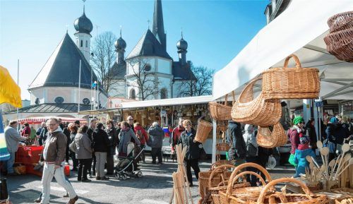 Haushaltswaren, Holzspielzeug, hausgemachte Schmankerl und vieles mehr locken auch dieses Jahr wieder auf den traditionellen Mittfastenmarkt nach Prien. Fotos Berger