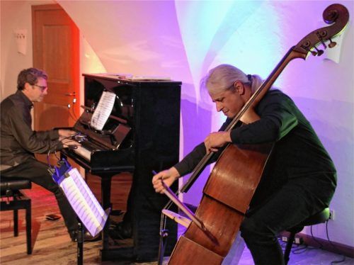 Herzerquickend: Claus Freudenstein (Kontrabass) und Thomas Hartmann (Klavier) begeisterten mit grandiosem Crossover. Foto  Benekam