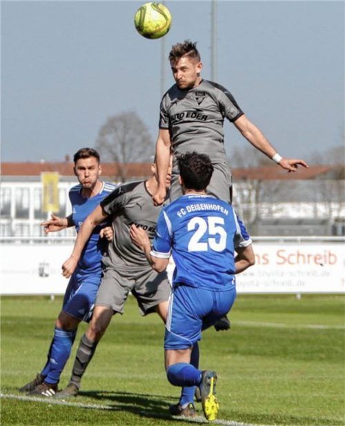 Hoch, höher, Barthuber: Der Rosenheimer Stürmer Michael Barthuber erzielte hier per Kopf das 1:0 für den SB Rosenheim. Foto Fehrmann