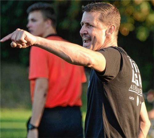 Hört zum Saisonende auf und startet heute mit einem Top-Spiel: Emmerings Coach Christian Kramlinger.Foto ru