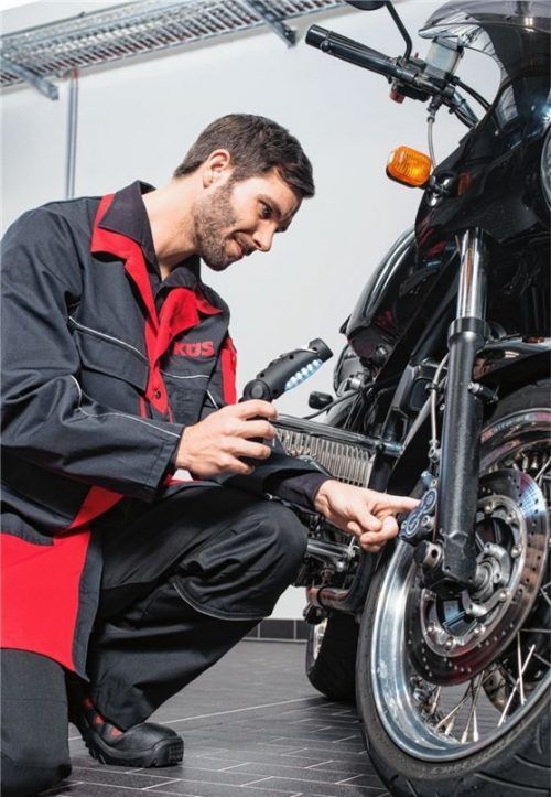 Im Abstand von zwei Jahren empfiehlt sich eine Kontrolle der Bremsflüssigkeit in der Werkstatt. Foto KÜS