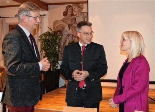 Im Gespräch: Gastgeber Otto Lederer (Mitte) mit den beiden Referenten, Professor Dr. Johannes Schroeter und Staatssekretärin Carolina Trautner. Foto re