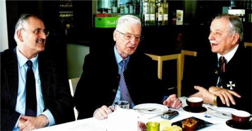 Im Gespräch (von links): Dr. Gotthard Schneider Präsident der Bundesdelegiertenversammlung der Schlesier, Rudolf Maywald, Vorsitzender des Bezirksverbandes, und Klaus Ertelt, Vorsitzender des Ortsverbands Waldkraiburg.Foto  Ertelt