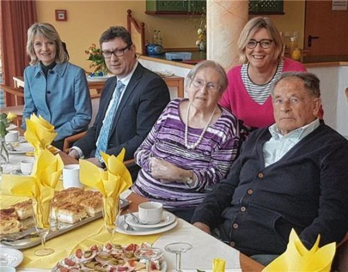 Im Seniorenheim Pichlmayr in Isen, wo Rosina Hartinger seit eineinhalb Jahren lebt, feierten sie und ihr Mann Josef goldene Hochzeit im Kreis ihrer Angehörigen. Es gratulierten Isens Vize-Bürgermeisterin Eva Pfennig, der Erdinger Landrat Martin Bayerstorfer und Einrichtungsleiterin Gabriele Rohrer (von links). Foto Privat