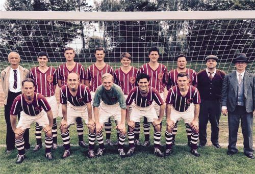Im Trikot von Manchester City aus den 50er-Jahren: die von Peter Wagner (links) trainierte Mannschaft aus Amateurspielern, die Szenen vom FA Cup-Finale von 1956 nachstellten. Fotos  privat/Lieblingsfilm/Jürgen Olczyk