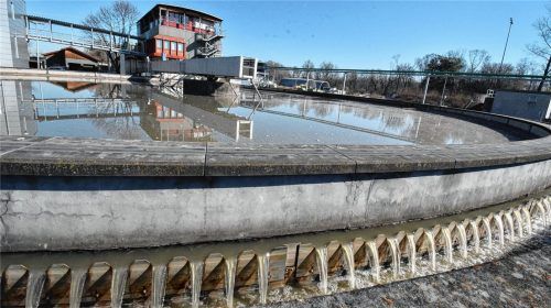 Im Vorklärbecken setzen sich Fäkalien und Essensreste am Boden ab und fließen dann in den Faulturm. Fotos Schlecker