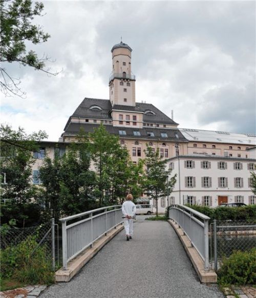 Imposantes Gebäude: die Kunstmühle in Rosenheim. 1855 als Getreidemühle in Betrieb genommen, wurde sie aufgrund ihrer modernen Produktionstechnik schnell als „Kunstmühle“ bekannt. Ende der 1990er-Jahre wurde sie umgebaut. Heute zählen, neben dem Café, zahlreiche Büros zu den Mietern.Foto Schlecker