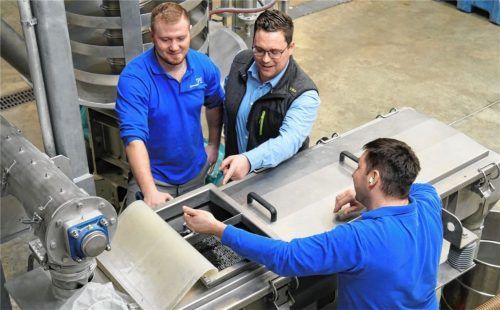 In der Produktion kontrollieren Fachkräfte mit Wolfgang Maier (Mitte), dem stellvertretenden Produktionsleiter bei Kraiburg TPE, die Granulate. Fotos vk, re