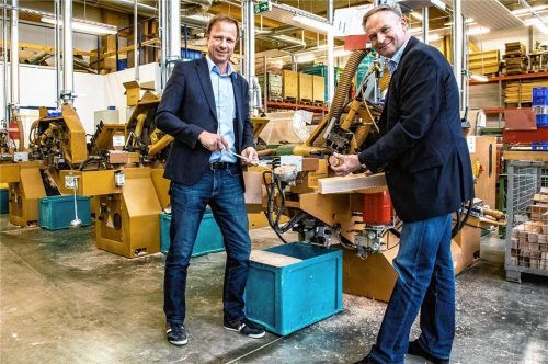 In der Schreinerei von Selecta in Edling: Jörg Priemer (links), Einkauf und Export von Schmidt Spiele, betreut den Standort Edling von Berlin aus. Neben ihm Schmidt Spiele-Geschäftsführer Axel Kaldenhoven. Fotos Kirchgraber, re