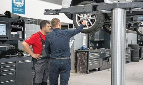In der Werkstatt werden die Reifen unter die Lupe genommen. Foto djd/kfzgewerbe
