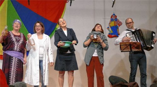 In ihrem gelungenen Singspiel pries das „Trasner Quintett“ beim 34. Kappenabend der Kolpingsfamilie „A Glasal Eigen-Urin“ als Allheilmittel an.