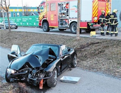In Kolbermoor hatte ein Mann den Sportwagen eines Freundes gegen einen Baum gesetzt. Der Fahrer verletzte sich dabei leicht. Fotos Reisner