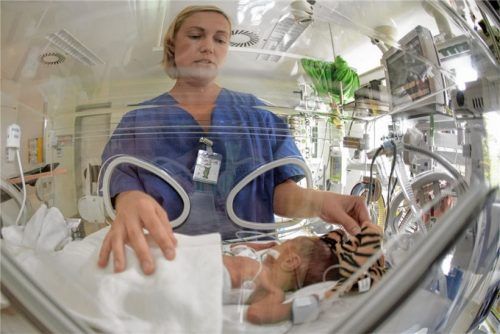 Intensive Betreuung: Nur hochqualifizierte Kräfte dürfen Frühchen versorgen.Foto DPA