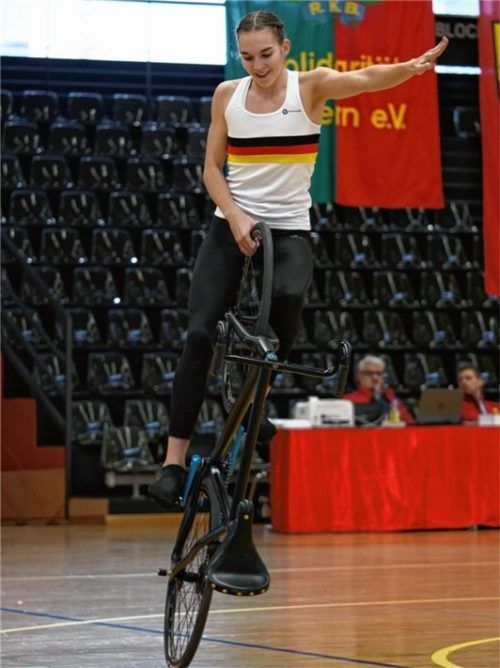 Jana Pfann von der Soli Bruckmühl beim Kehrstandsteiger rückwärts, kurz vor Abschluss ihrer Kür.Foto Kieser