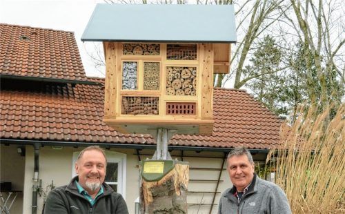 Jetzt warten Georg und Eduard Meindl (rechts) nur noch auf die künftigen Bewohner ihres luxuriösen Insektenhotels. Etwa 100 Arbeitsstunden haben sie in ihr Projekt gesteckt, das vielen Tieren Unterschlupf und Nistplätze bietet. Foto  rath