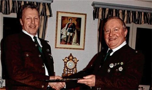 Josef Adlmaier (links) bekommt von seinem Vorgänger Peter Staudenhöchtl das Schützenmeister-Schulterstück auf dem Silbertablett überreicht.