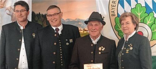 Josef Heinrich (Zweiter von rechts) von der Schützengesellschaft „Chiemgauadler“ Umrathshausen erhielt aus der Hand des Bezirksschützenmeisters Alfred Reiner (Zweiter von links) eine selten verliehene Auszeichnung: das kleine silberne Edelweiß des Bezirks Oberbayern im BSSB. Es gratulierte auch Elisabeth Maier, stellvertretende Bezirksschützenmeisterin (rechts).Foto reh