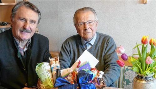 Josef Voglmaier feierte seinen 90. Geburtstag. Dazu gratulierte auch Bürgermeister Dr. Herbert Heiml (links). Foto  Bachmaier