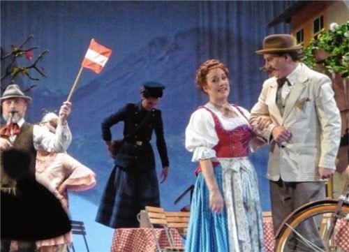 Josepha Vogelhuber (Elisabeth Neuhäusler) und Dr. Otto Siedler (Andreas Fimm) in einer Szene des Stücks.Foto Füchtner