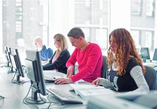 Jugendliche und Erwachsene können sich jetzt als Kaufmann/Kauffrau im E-Commerce ausbilden und umschulen lassen. Foto djd/DAA Deutsche Angestellten-Akademie GmbH