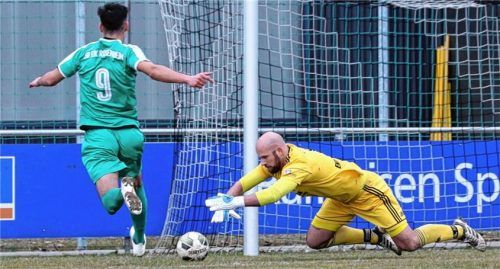 Kastls Torhüter Michael Endlmaier rettet vor SBR-Angreifer Egehan Caner. Foto Zucker