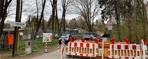 Kein Durchkommen mehr, da seit gestern gesperrt: die Straße am Gangsteig zwischen Kolbermoor und Fürstätt.Foto  Gantner