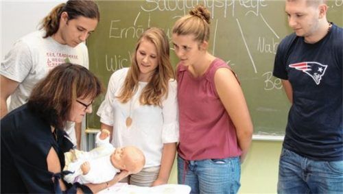 Kinder brauchen spezielle Pflege: Am Romed-Klinikum gibt es jetzt den Ausbildungszweig Kinderkrankenpflege.