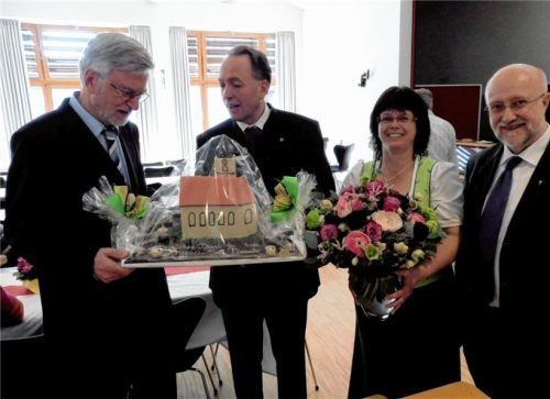 Kirchenpfleger Ludger Goedecke erhielt als Dank von Diakon Klaus Schießl, Stadtkirchenratsvorsitzender Birgit Baumann und Pfarrer Georg Neumaier (von links) eine Kirche aus Schokolade.Fotos  Liegl