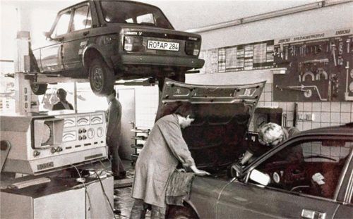 Klassische Szene in der Autowerkstatt: Motordiagnose 1985 mit Siegfried Bernegger junior. Fotos Autohaus Bernegger
