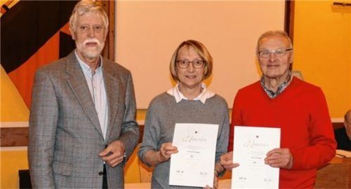 Kolping-Vorsitzender Günter Ebenbeck (links) ehrte Cornelia und Hans Engel für 25-jährige Mitgliedschaft. Foto  bachmaier