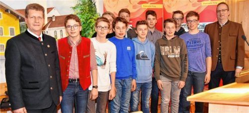 Kommandant Günter Scholz (links) und sein Stellvertreter Ludwig Guttenberger nahmen zehn junge Männer per Handschlag offiziell in die Feuerwehr Pang auf.Foto Kaffl
