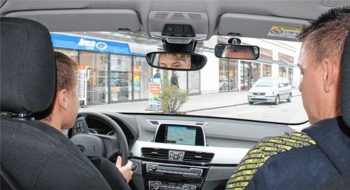 Konzentriert im Straßenverkehr: Für Fahrschüler Franz Lohr wird es in wenigen Wochen ernst. Dann will er zur praktischen Fahrprüfung antreten, mit Fahrlehrer Christian Perzl auf dem Beifahrersitz. Foto  Lohmann