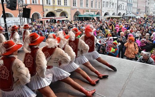Mit Gardeauftritt und ganz viel Spaß: Zum Faschingsfinale auf dem Rosenheimer Max-Josefs-Platz werden am Faschingsdienstag wieder Tausende Narren erwartet. Foto Schlecker