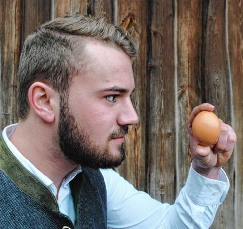 Korbi hat scheinbar alles im Griff: Als „Gaggerer“ will er die Hochzeitspläne seiner Mutter durchkreuzen. Ob‘s klappt?Foto Huber