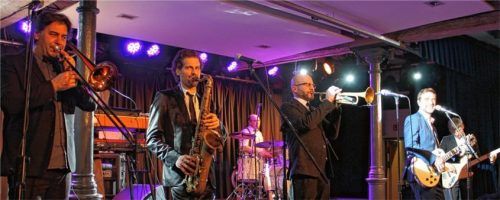 Kraftvoll und mitreißend, von links: Werner Wurm, Posaune, Sebastian Grimus, Sax, Christian Roitinger, Trompete, Andie Gabauer, Gitarre, Jojo Lackner, Bass, dahinter Oliver Kerschbaumer, Keyboard, Josef Hinterhölzl, Schlagzeug. Foto Sutherland