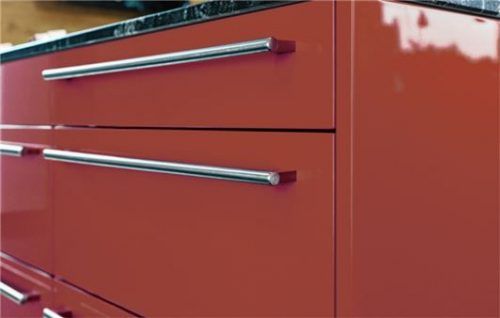 Lackfronten am besten mit Fensterreiniger säubern. Foto ewe