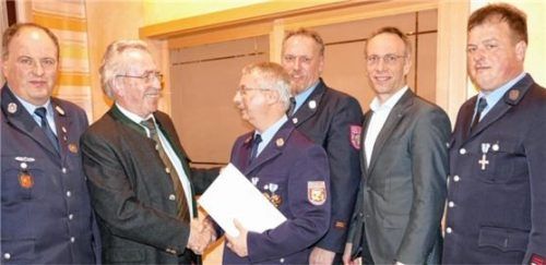 Landrat Georg Huber (Zweiter von links) ehrte Josef Sieghart für 40 Jahre aktiven Feuerwehrdienst. Dazu gratulierten auch Vorsitzender Lorenz Schmidinger (von rechts), Bürgermeister Robert Pötzsch, Kreisbrandmeister Anton Bruckeder und Kommandant Josef Frank (links).Foto  bachmaier