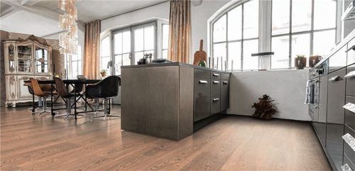 Lange Dielen lassen einen schmalen Raum gleichmäßiger wirken. Foto vdp/Haro