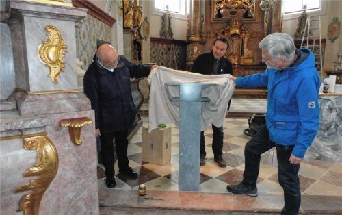 Letzter Kontrollgang (von links): Pfarrer Neumaier, Mesner Georg Baumann und Kirchenpfleger Ludger Goedecke begutachten den neuen Ambo, der am morgigen Samstag von Reinhard Kardinal Marx gesegnet wird. Foto ml