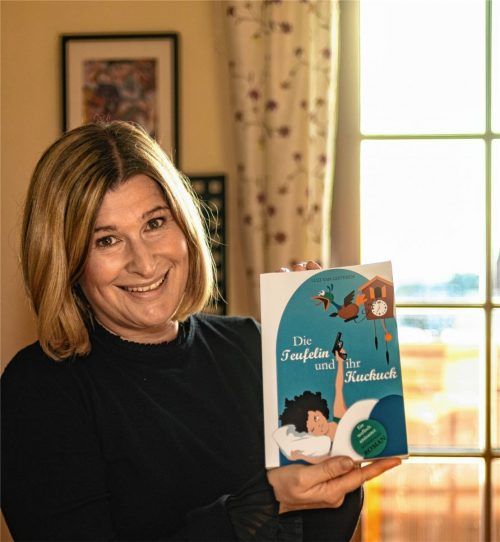 Luzi van Gisteren mit einem ihrer ersten Bücher, das vom Humor her ein bisschen schwärzer ausfällt als die Geschichten um Nonna. Foto thomae