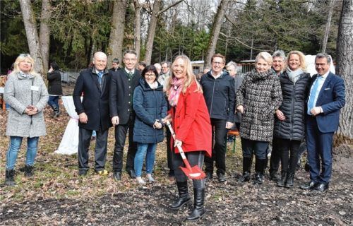 Machte den ersten symbolischen Spatenstich: Andrea Thomas, Vorsitzende des Rosenheimer Tierschutzvereins. Foto Schlecker