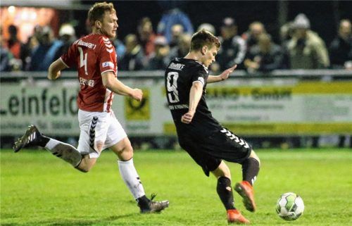 Marius Duhnke erzielt das 1:0 für Burghausen, Thomas Leberfinger kann ihn nicht mehr entscheidend stören. Foto  Buchholz